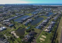 Vista aérea do condomínio Bosques de Atlântida com lagos e casas luxuosas