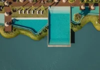 Vista aérea do condomínio Blue com piscinas e lago