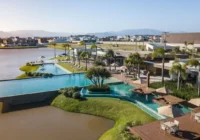 Área de lazer do Condomínio Blue com piscinas e lago