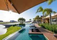 Piscina e área de lazer do Condomínio Blue com vista para o lago