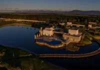 Vista aérea do condomínio com lago, piscina e área de lazer — Condomínio Costa Serena