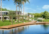 Condomínio com casas modernas, lago, deck de madeira e área verde — condomínios