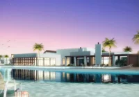 Clube social com piscina e palmeiras ao entardecer — laranjal