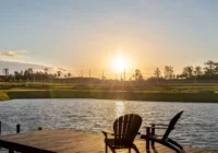 Píer com cadeiras e lago ao pôr do sol — Estância dos Montes