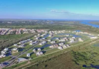 Vista aérea de condomínio com casas e lagos, próximo a rio — Lagos de São Gonçalo