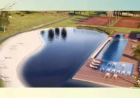 Vista aérea de condomínio com lago, praia artificial e área de lazer — laranjal