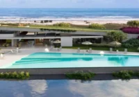 Piscina com área de lazer e vista para o mar — Mirador Playa Arenas