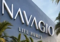 Fachada do empreendimento Navagio Life Homes com palmeiras e céu azul