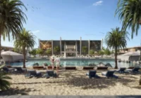 Área de lazer com piscina, praia artificial e palmeiras — Navagio Life Homes