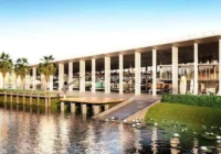 Marina com galpão de barcos e área de lazer à beira d'água — Occhi Marina Club
