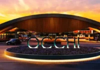 Entrada principal do condomínio Occhi Marina Club ao entardecer