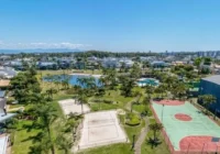 Vista aérea do condomínio com lago, quadras e área de lazer — Atlântida Ilhas Park