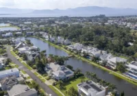 Vista aérea do condomínio com casas luxuosas e canais navegáveis — Atlântida Ilhas Park