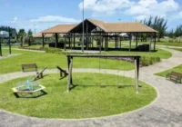Área de lazer com playground e quiosques no condomínio — Condomínio Lagoa do Passo
