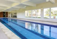 Piscina térmica coberta com raia para natação — Condomínio Lagoa do Passo