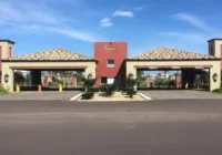 Entrada principal do Condomínio Riviera com guarita e portões de acesso