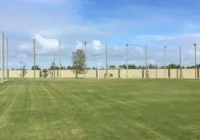 Campo de futebol gramado com trave e rede de proteção no condomínio — Condomínio Riviera