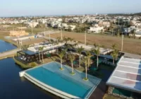 Vista aérea da piscina e área de lazer do Condomínio Sunset