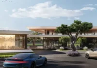 Entrada principal do condomínio Royal Lake com carros e paisagismo moderno