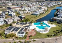 Vista aérea da área de lazer e clube do condomínio fechado — Sea Coast Beach Village