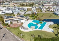 Vista aérea da piscina e área de lazer do condomínio — Sea Coast Beach Village