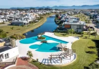 Vista aérea da piscina e área de lazer do condomínio fechado — Sea Coast Beach Village