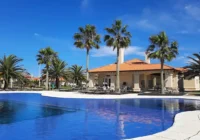 Área de lazer com piscina e clube do condomínio Casa Hermosa