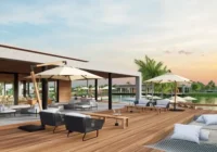 Deck de madeira com área de lazer à beira do lago — Condomínio Enseada Lagos de Xangri-Lá